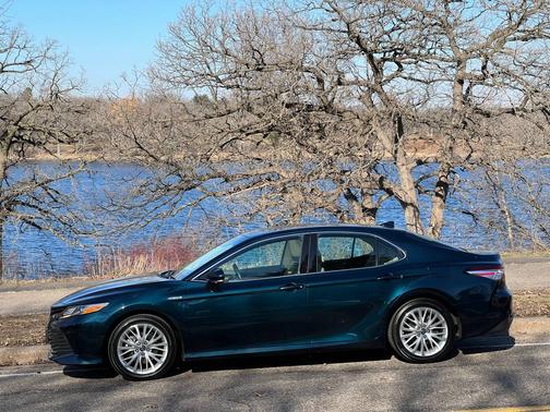 Photo 3 of 7 of 2018 Toyota Camry Hybrid XLE