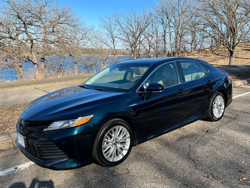 Photo 1 of 7 of 2018 Toyota Camry Hybrid XLE
