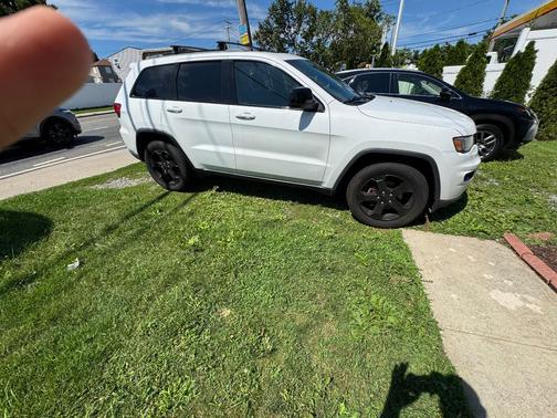 White 2018 Jeep Grand Cherokee Upland