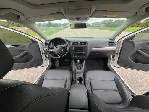White 2017 Volkswagen Jetta 1.4T SE