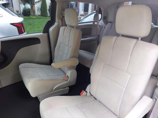 Photo 4 of 4 of 2011 Dodge Grand Caravan Mainstreet