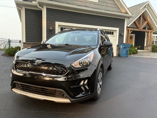 Black 2021 Kia Niro LX