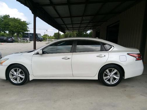 White 2014 Nissan Altima 2.5 SV