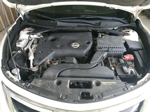 White 2014 Nissan Altima 2.5 SV