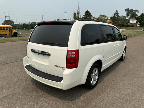White 2010 Dodge Grand Caravan Hero