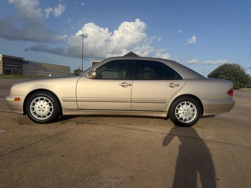 Beige 2000 Mercedes-Benz E-Class E320