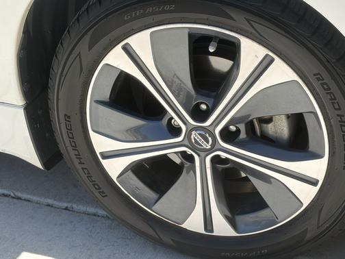 White 2018 Nissan Leaf SV