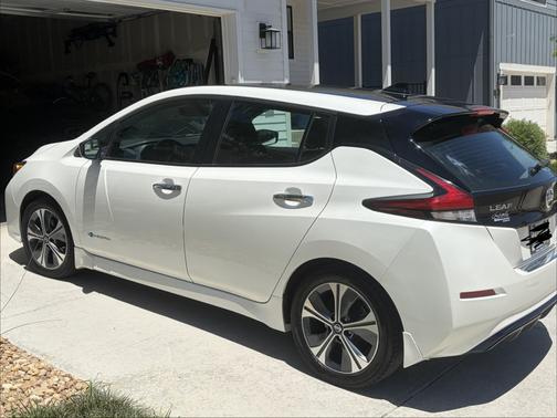 White 2018 Nissan Leaf SV
