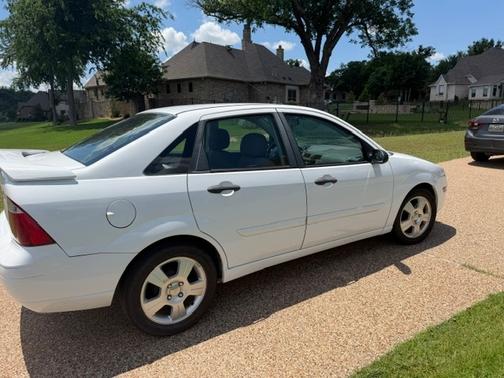 White 2007 Ford Focus SES