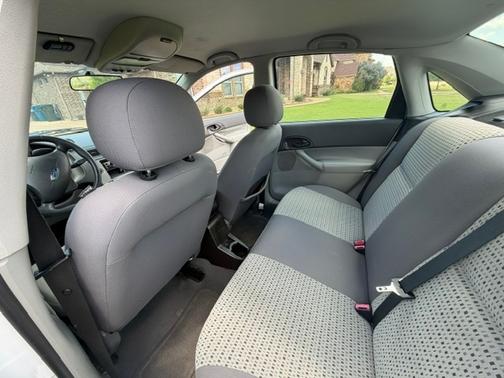 White 2007 Ford Focus SES