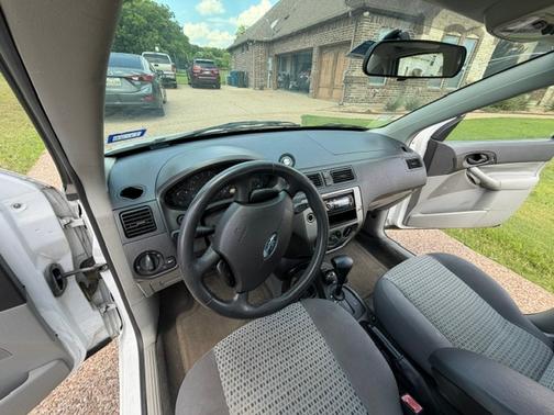White 2007 Ford Focus SES