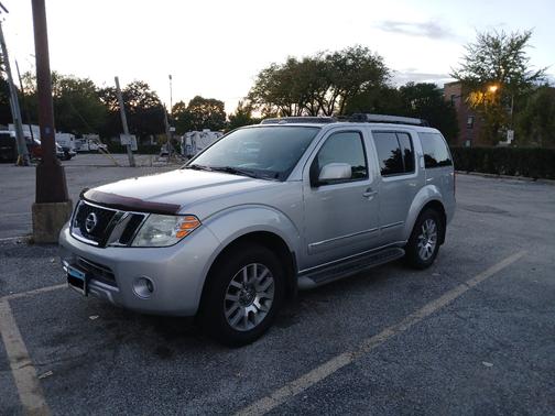 2010 Nissan Pathfinder LE