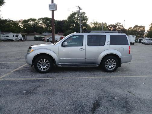 2010 Nissan Pathfinder LE