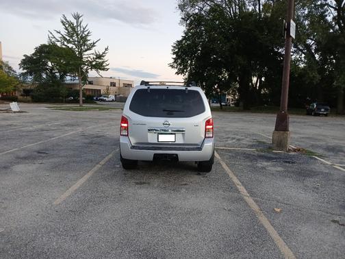 2010 Nissan Pathfinder LE