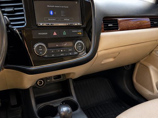 White 2014 Mitsubishi Outlander SE