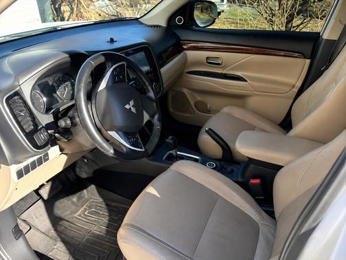 White 2014 Mitsubishi Outlander SE