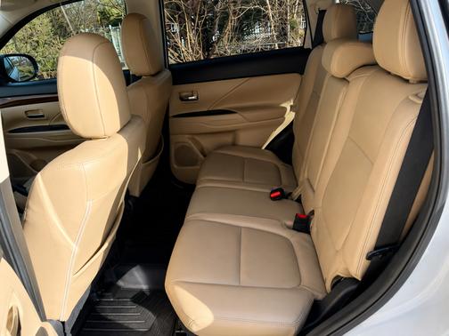 White 2014 Mitsubishi Outlander SE