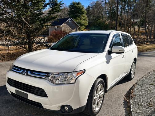 White 2014 Mitsubishi Outlander SE