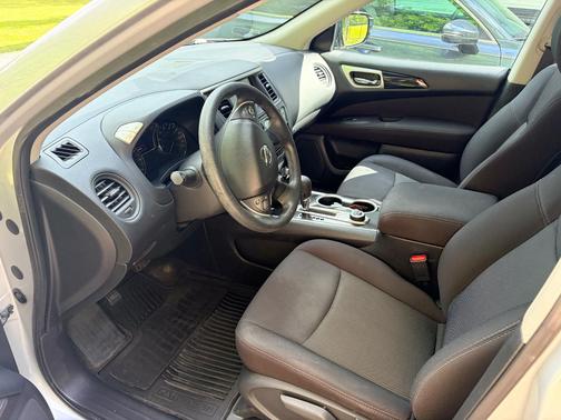 Silver 2017 Nissan Pathfinder S