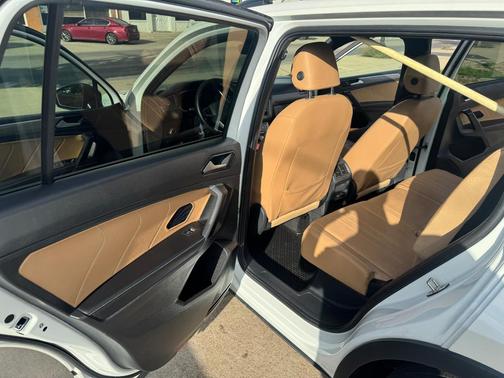 White 2023 Volkswagen Tiguan 2.0T SE R-Line Black