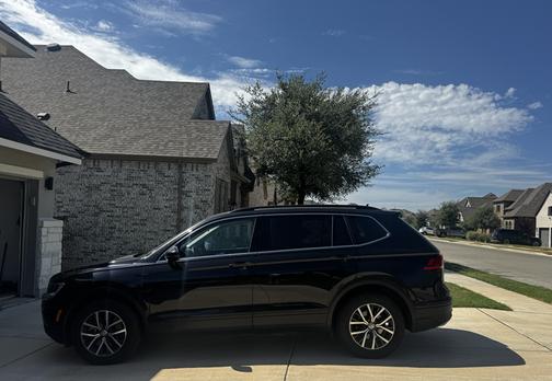 Black 2019 Volkswagen Tiguan 2.0T SE