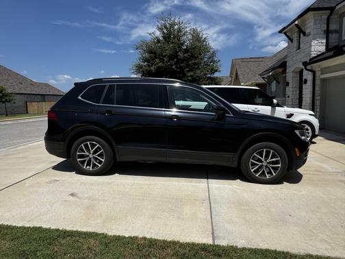 Black 2019 Volkswagen Tiguan 2.0T SE