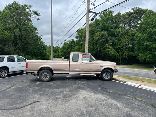 Beige 1997 Ford F-250 Base