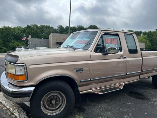 Beige 1997 Ford F-250 Base