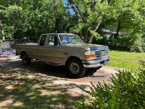 Beige 1997 Ford F-250 Base