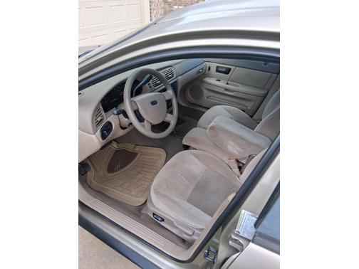 2005 Ford Taurus SE