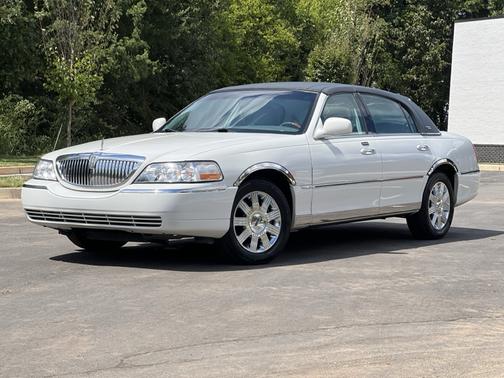 White 2005 Lincoln Town Car Signature