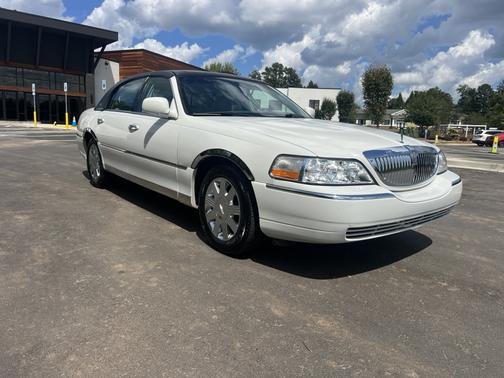White 2005 Lincoln Town Car Signature