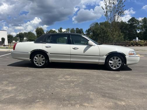 White 2005 Lincoln Town Car Signature