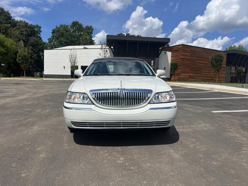 White 2005 Lincoln Town Car Signature