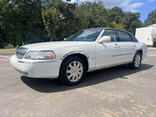 White 2005 Lincoln Town Car Signature