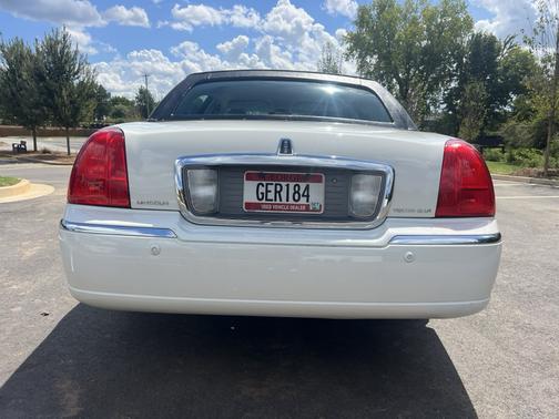 White 2005 Lincoln Town Car Signature