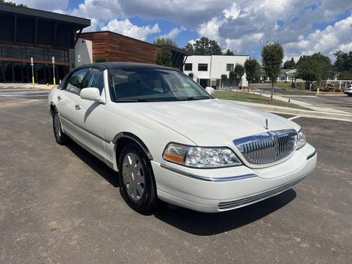 White 2005 Lincoln Town Car Signature