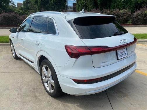 Photo 2 of 9 of 2019 Audi e-tron Premium Plus