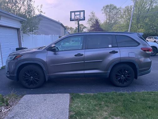 Gray 2019 Toyota Highlander SE