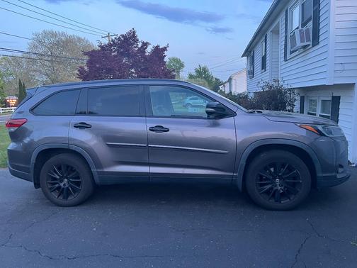 Gray 2019 Toyota Highlander SE