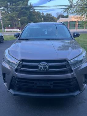Gray 2019 Toyota Highlander SE