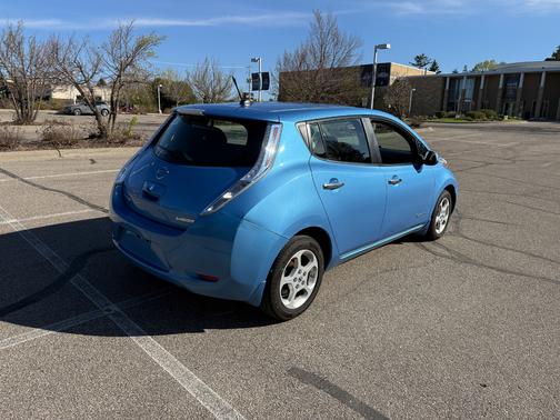 Blue 2014 Nissan Leaf SV