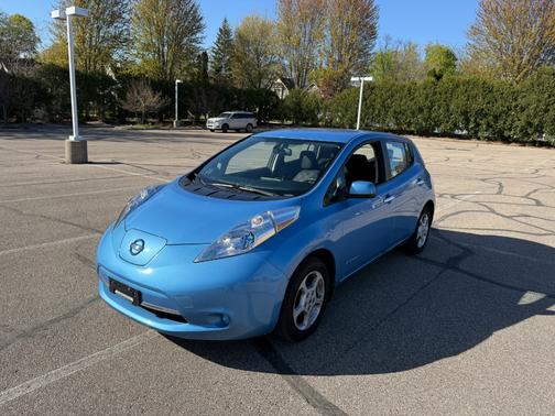 Blue 2014 Nissan Leaf SV