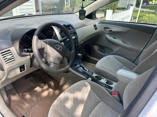 White 2009 Toyota Corolla LE