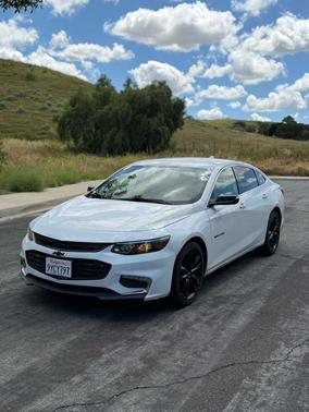 White 2018 Chevrolet Malibu LT