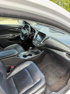 White 2018 Chevrolet Malibu LT