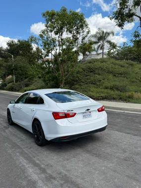 White 2018 Chevrolet Malibu LT