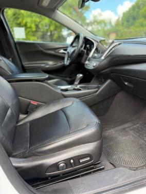 White 2018 Chevrolet Malibu LT