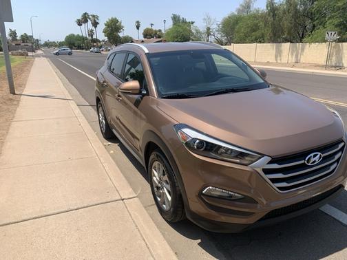 Brown 2017 Hyundai TUCSON SE Plus