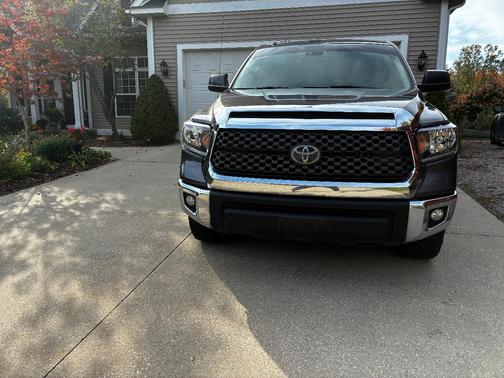 Gray 2019 Toyota Tundra SR5